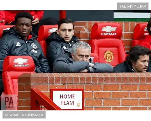 特写镜头：曼市德比中，教练席通过定制平板接收实时战术分析